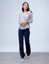 Blusa Zac & Rachel de gasa estampada en blanco y azul, con cintura elastizada y frunces. Mangas 3/4 fruncidas.