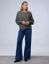 Buzo marca Cupio de tejido acanalado color azul. Tiene mangas largas estilo dolman y aplique de botones en la espalda.