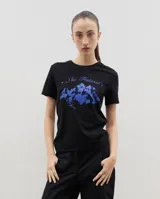 Remera de algodón de corte clásico y cuello redondo, color negro con estampa frontal en color azul que representa montañas y un esquiador con la inscripción Ski Festival.
