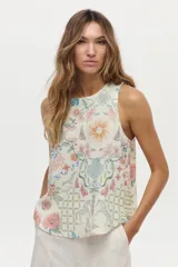 Musculosa de lino y viscosa, de color crudo con estampado multicolor de inspiración veraniega con flores, soles y motivos marinos. Presenta escote redondo y diseño sin mangas.