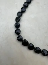 Collar de piedras naturales de ágata talladas en forma de corazón, con tonos verdes y violáceos, unidos por una fina cadena metálica.