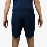 Short deportivo de hombre color azul marino, con cintura elástica y logo estampado en la pierna.