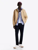 Zapatillas Tommy Hilfiger Classics de hombre, color blanco con detalles en gris y suela color caramelo. Confeccionadas en piel con interior de poliéster y suela de EVA dentada.