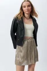 Minifalda plisada color celeste con sutil brillo y cintura elastizada.