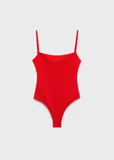 Malla enteriza roja de tejido canalé, con escote recto y tirantes finos. Cuenta con forro interior para mayor comodidad.