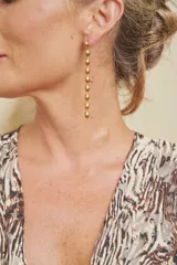 Caravanas colgantes doradas, compuestas por una serie de eslabones ovalados que forman una cadena.