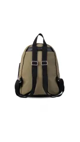 Mochila negra de tela capitoneada con bolsillo frontal amplio y asas ajustables. Incluye compartimento especial para iPad.