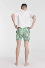 Short de baño azul con estampado de naranjas y hojas verdes.