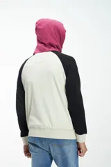 Canguro marrón y blanco con cierre frontal, capucha con cordones y logo bordado en el pecho.