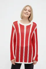 Sweater de algodón de punto con diseño a rayas verticales en color rojo y blanco, cuello redondo y mangas largas.