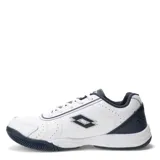 Championes deportivos Lotto de estilo tenis, confeccionados en cuero sintético negro con detalles de costuras y perforaciones decorativas. Presentan cierre con cordones y suela de goma resistente.