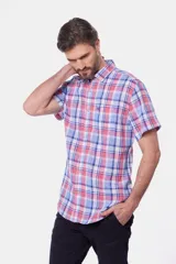 Camisa de lino de manga corta con diseño a cuadros en tonos azul, verde y blanco, con cuello camisero y cierre frontal de botones.