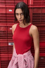 Musculosa de calce ajustado color rojo, confeccionada en algodón con elastano. Presenta escote redondo alto y textura acanalada.