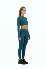 Top deportivo manga larga color azul petróleo, con escote redondo y espalda abierta.