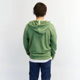 Campera verde con capucha y cierre frontal.