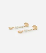 Aros largos dorados con dije de caracol y perlas sintéticas colgantes. Cierre con tornillo.