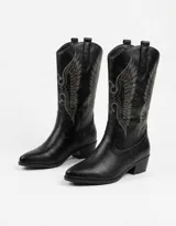 Bota estilo texana de caña media, color negro, con diseño de alas bordadas en el lateral y taco cuadrado.