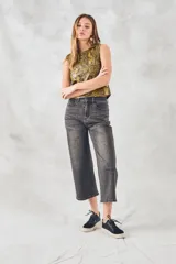 Chaleco negro con estampado de piel de serpiente, corte al cuerpo y sin mangas.