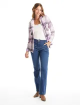 Sobrecamisa de tejido soft con interior afelpado, diseño a cuadros en tonos azules y blancos, cuello con solapa, cierre frontal con botones y bolsillos aplicados en el pecho.