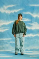 Pantalón celeste de corderoy con corte recto, bolsillos laterales y traseros, cierre frontal YKK con botón y bordado rosa con la palabra "Tranca" en el bolsillo trasero.