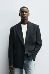 Blazer regular fit color negro, confeccionada en tejido con lyocell. Cuello con solapas de pico, manga larga con puño de botones, bolsillos de vivo en el pecho y de solapa en la cadera. Incluye bolsillo interior y abertura en el centro de la espalda. Cierre frontal de botonadura cruzada.
