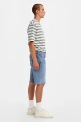 Bermuda de jean celeste de corte recto.