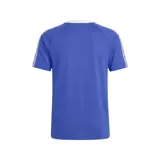 Remera de fútbol Adidas Originals de la selección argentina, de color azul con cuello redondo blanco y las clásicas tres tiras blancas en las mangas. Cuenta con el logo del trifolio de Adidas bordado en blanco y el escudo de la AFA en el pecho.