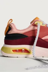 Zapatillas Hoff modelo Maracana, con base color crema y detalles en rosa, bordó, amarillo y naranja.