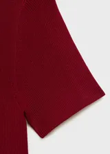 Vestido corto de tejido de punto fino en color bordó, con cuello perkins y mangas cortas. Presenta un diseño evasé que se ajusta suavemente al cuerpo.
