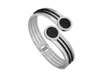 Pulsera rígida de acero plateado con tres líneas paralelas y dos apliques circulares en los extremos, con incrustaciones de pequeñas circonitas negras.