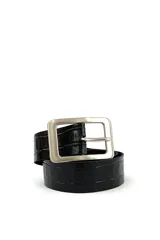 Cinturón negro de cuero con textura símil cocodrilo y hebilla cuadrada plateada.