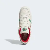 Championes Adidas Forum Low CL de estilo urbano inspirado en el básquet. Presentan un exterior de cuero y material sintético en color crema, con las icónicas tres tiras laterales en rojo, crema y verde. Incluyen detalles en dorado, forro interior rojo y suela de caucho en color verde.