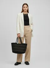 Bolso tipo shopper tejido en color negro con detalles horizontales de lurex dorado. Posee asas dobles para llevar al hombro.