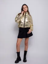 Campera puffer cropped metalizada color plateado, con cuello alto, cierre frontal, dos bolsillos laterales y elástico regulable en la cintura.