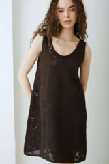 Vestido corto de punto calado color marrón, con diseño sin mangas y escote redondo.