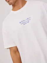 Remera de algodón con efecto lavado, corte oversized, manga corta y cuello redondo. Presenta un pequeño estampado gráfico en el pecho con texto y un diseño más grande en la espalda.