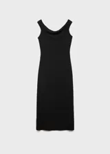 Vestido midi entallado de color negro, confeccionado en tejido con textura. Presenta cuello barco, diseño sin mangas y abertura posterior en el bajo.
