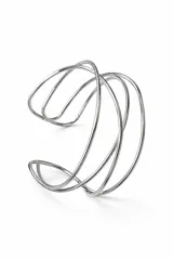 Brazalete rígido de diseño abierto, compuesto por múltiples hilos metálicos entrelazados en color plateado.