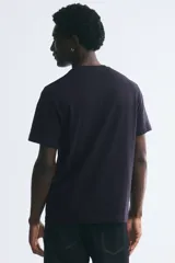 Remera de punto de algodón liviano con cuello redondo ribeteado, mangas cortas y bajo recto. Corte estándar para una silueta clásica y cómoda.