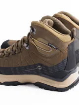 Bota de trekking marca Scandinavian, color marrón con detalles en negro. Presenta un diseño de caña media con refuerzos en la puntera y el talón, suela de goma dentada para mayor tracción y tecnología impermeable.