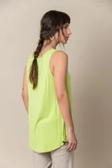 Musculosa italiana color verde flúor, con frente de satén y escote en V.