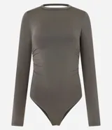 Body color verde oliva de corte ajustado, con cuello redondo y mangas largas. Presenta una abertura en el lateral y frunces en la cintura.