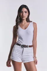 Short de jean blanco, corte mom, tiro alto y ruedo desflecado.