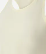 Musculosa deportiva Get Over de microfibra color blanco, con diseño estilo nadador, escote U y textura perforada.