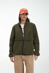 Buzo verde militar de poliéster con textura sherpa, cuello alto, cierre frontal y ribete en contraste azul marino.