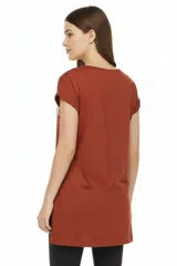 Remera de algodón negra, de corte holgado, con cuello redondo a la base y detalle de estampado floral en el hombro izquierdo.