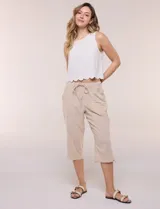 Pantalón capri de algodón a rayas verticales en tonos azul, celeste y blanco, con cintura elastizada, cordón de ajuste frontal y bolsillos aplicados.