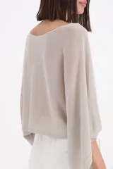 Sweater de punto con acabado metalizado, diseño de mangas tipo murciélago y corte holgado.