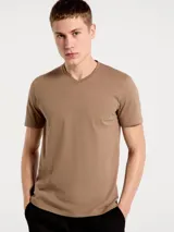 Camiseta de manga corta color rojo con cuello en V.