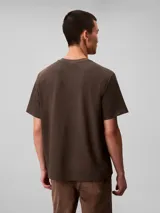 Remera de manga corta Calvin Klein confeccionada en tejido de piqué, con cuello redondo y logo de la marca bordado sutilmente en el centro del pecho.